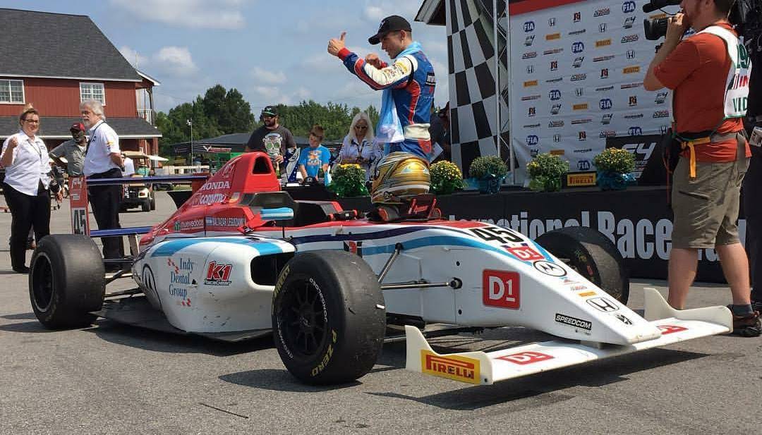 Celebrando arriba del F4 #45 tras ganar en Virginia International Raceway