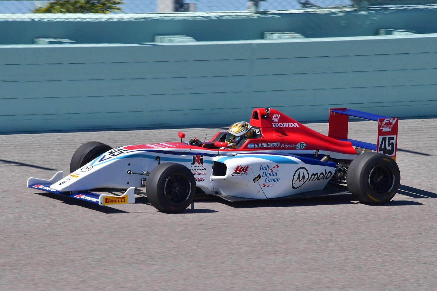 El monoplaza #45 de F4 US en pista