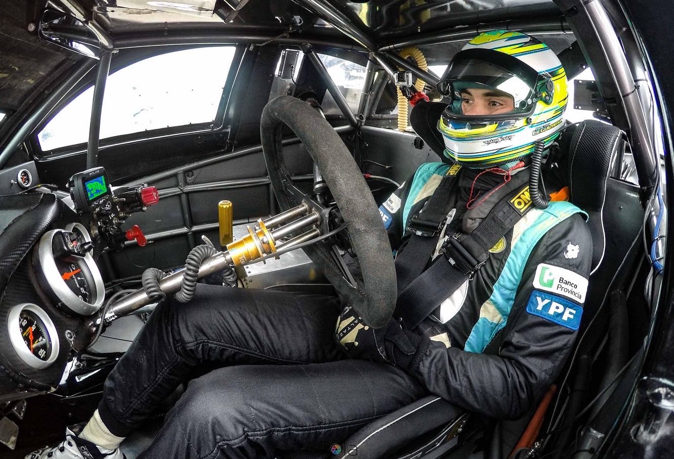 Baltazar dentro del cockpit del Top Race, listo para salir