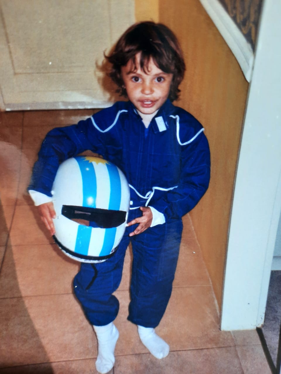 De muy chico, con el buzo y el casco celeste y blanco