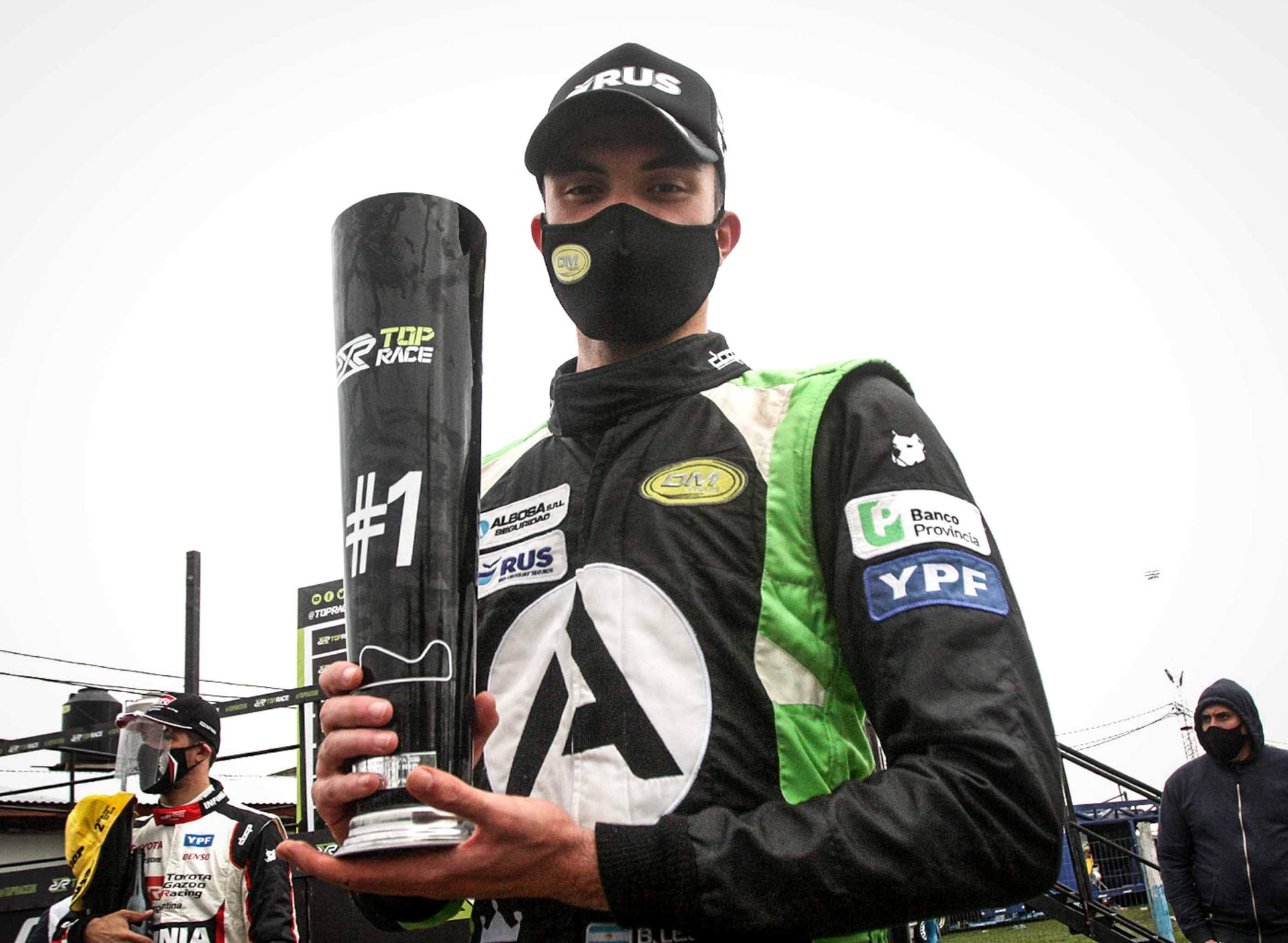 Con el trofeo #1 de Top Race