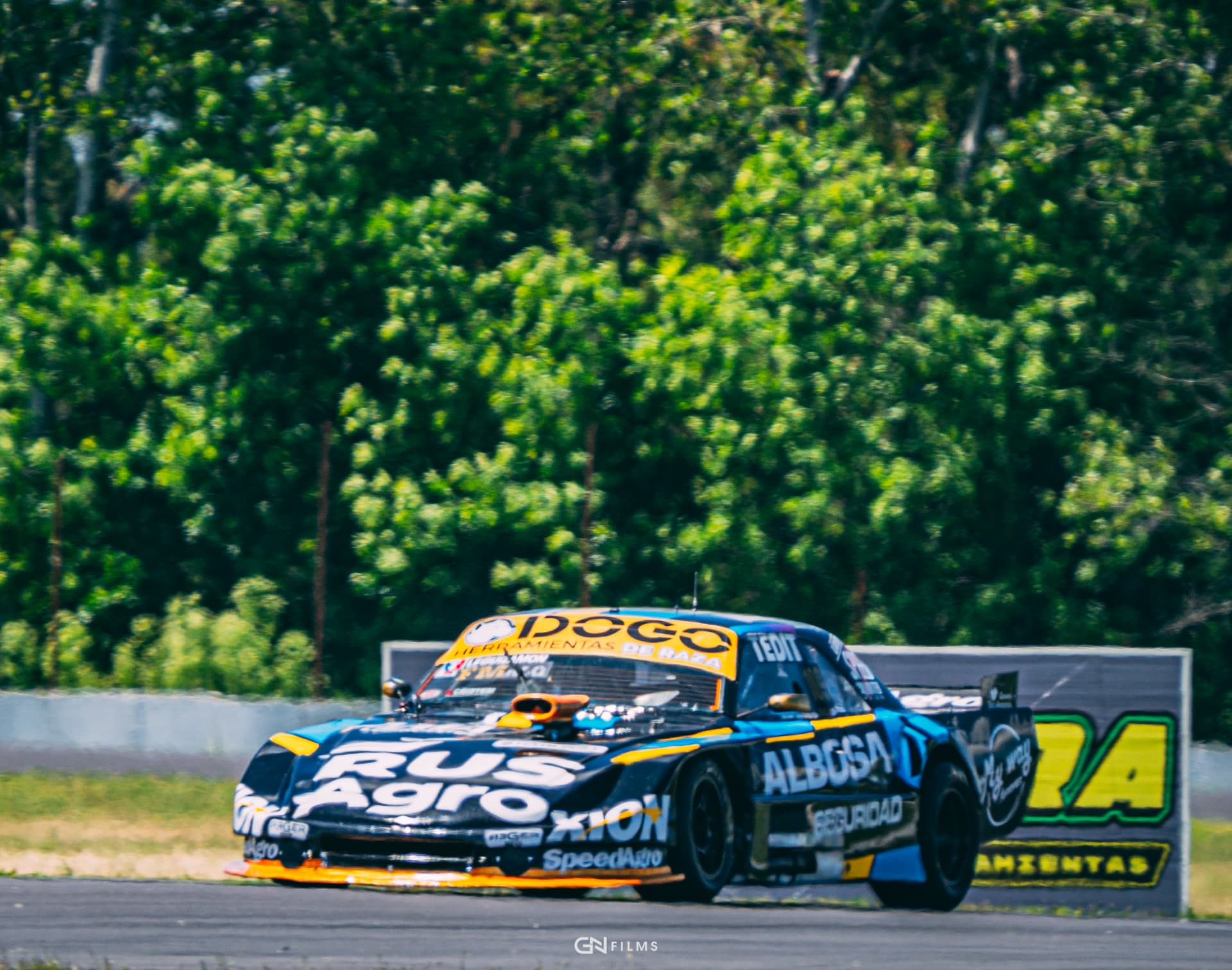 El TC Pista #109 entre los árboles del autódromo