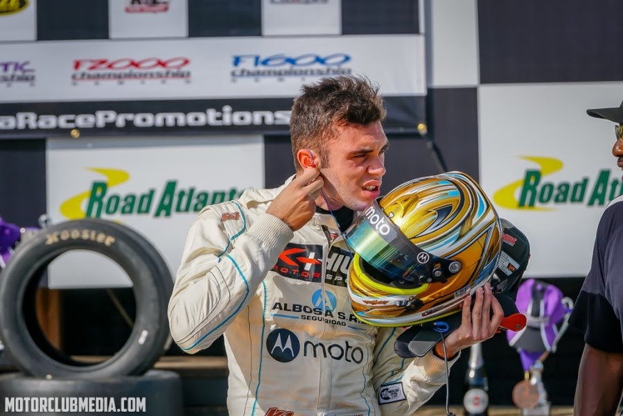Con el casco en la mano tras la carrera en Road Atlanta
