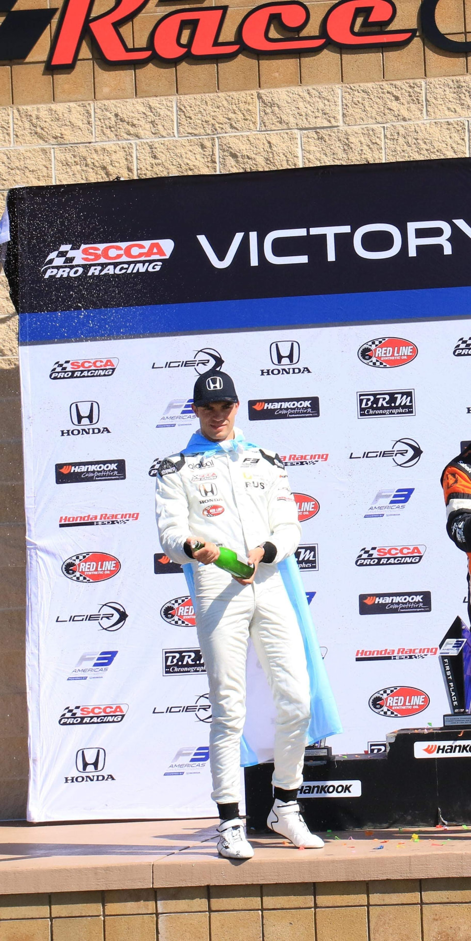 Festejo con champagne en el Victory Circle