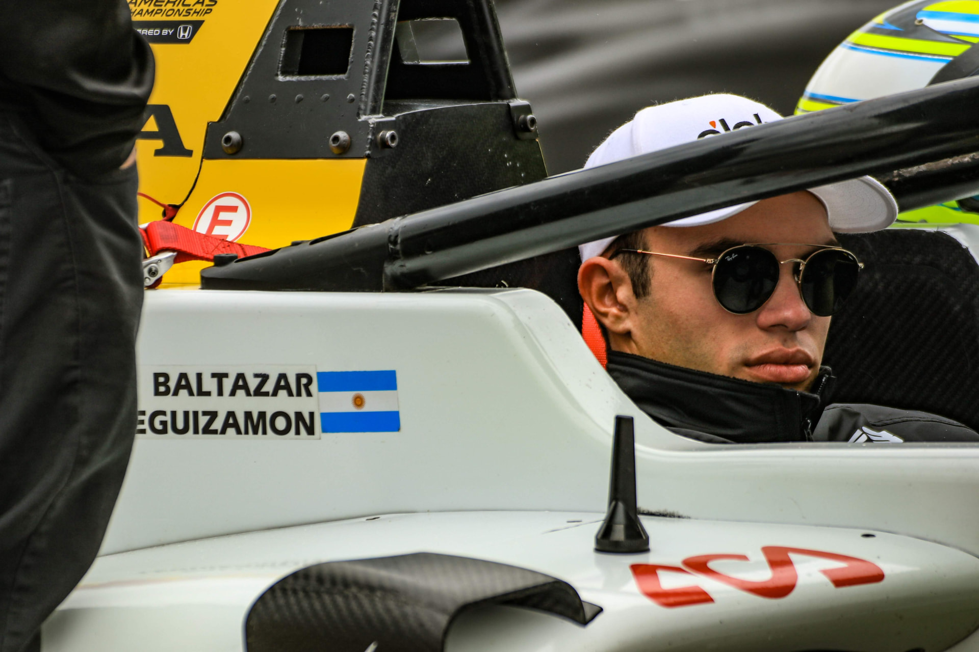 En la butaca del F3 Americas con su nombre en el chasis