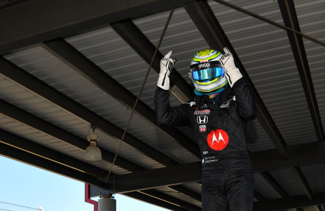 Celebrando con el casco puesto