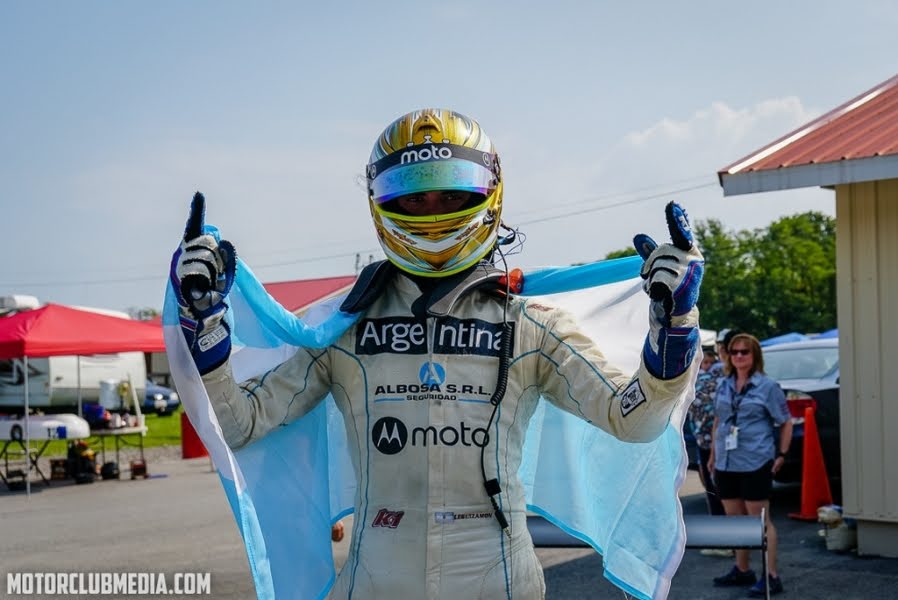 Con la bandera argentina tras ganar en Summit Point