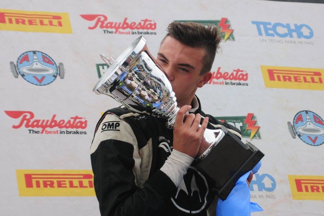 Besando el trofeo tras una victoria en Fórmula 4