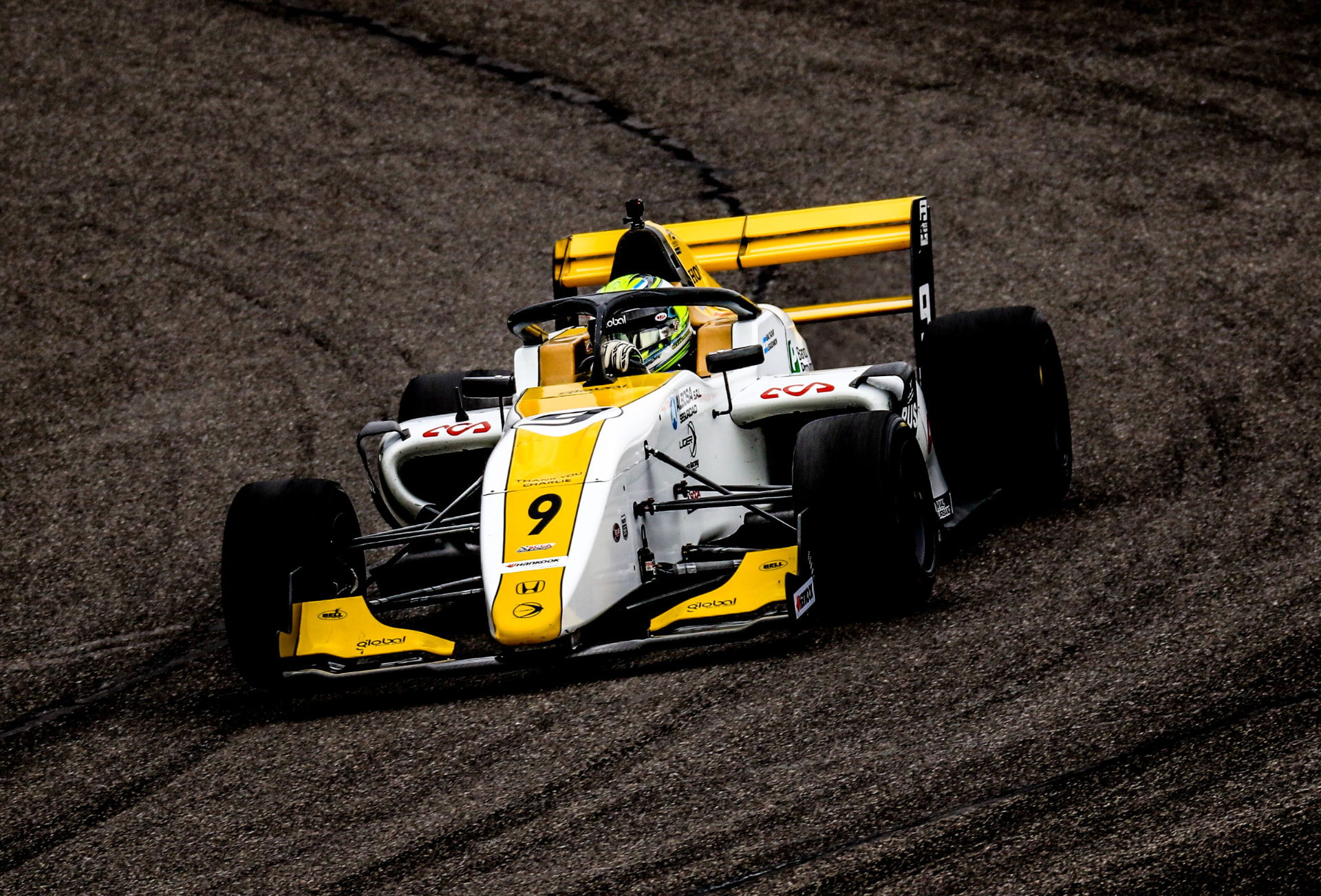 El F3 Americas #9 atacando el óvalo