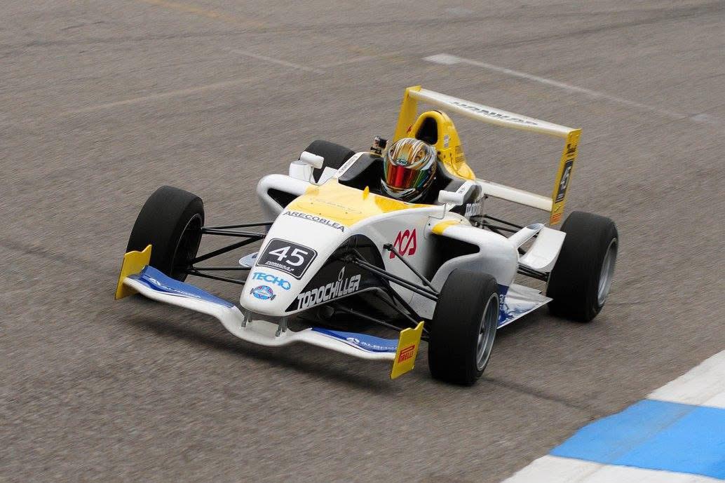 Baltazar en pista con el monoplaza #45 de Fórmula 4