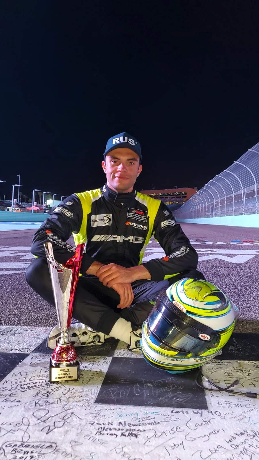 Campeón FP1 con el trofeo sobre la meta en Homestead