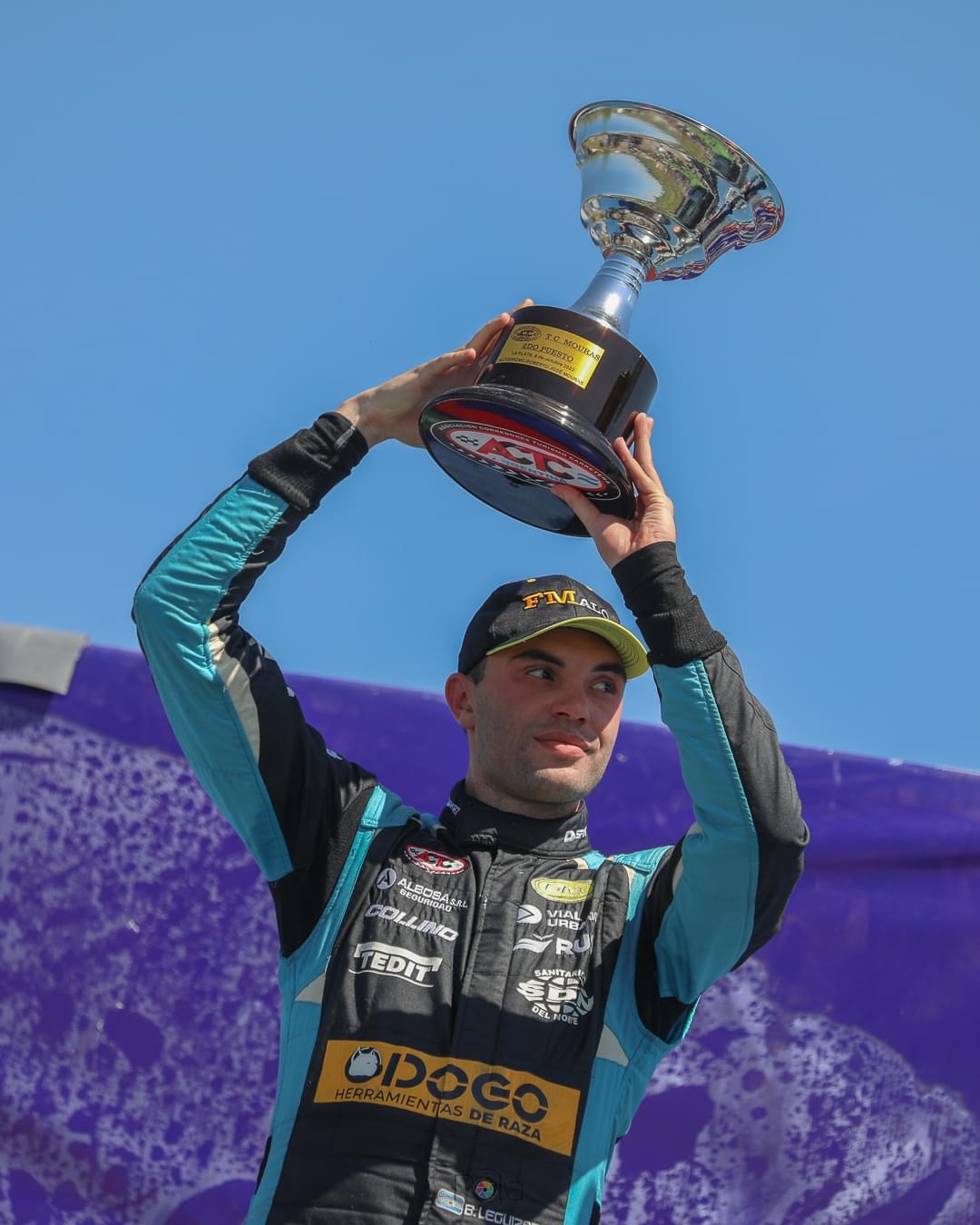 Levantando el trofeo de TC Mouras en La Plata