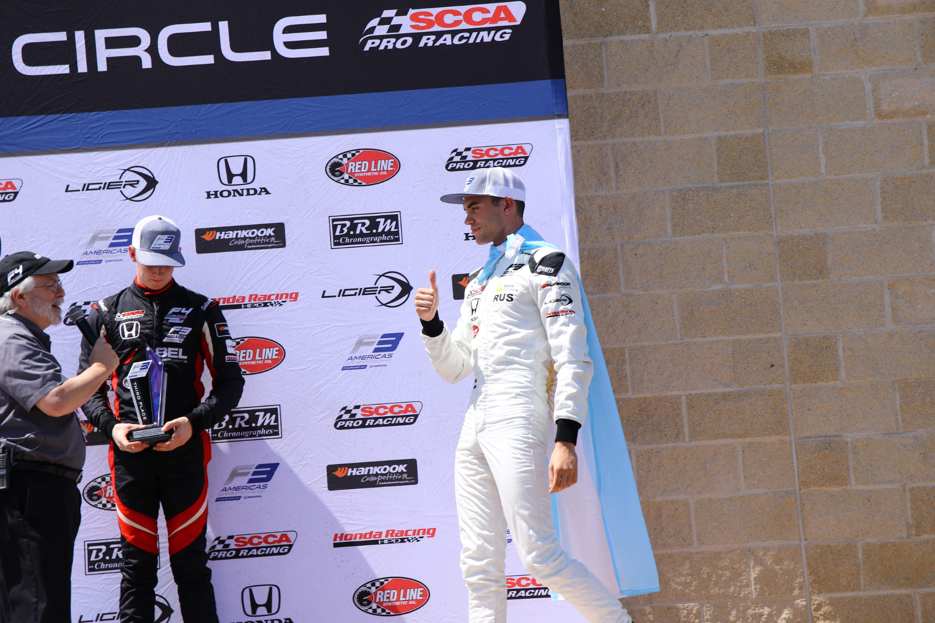 En el Victory Circle de F3 Americas con la bandera argentina