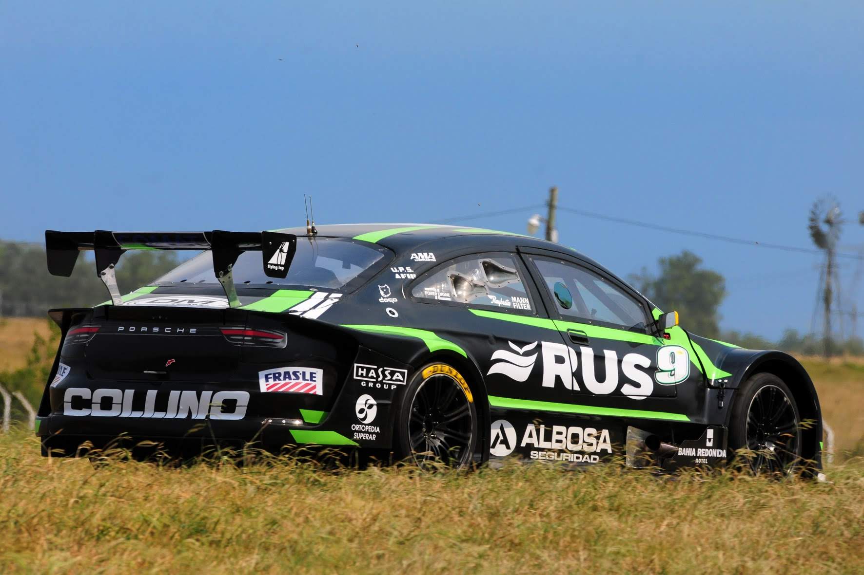 El Top Race #9 Porsche de RUS y Collino en pista
