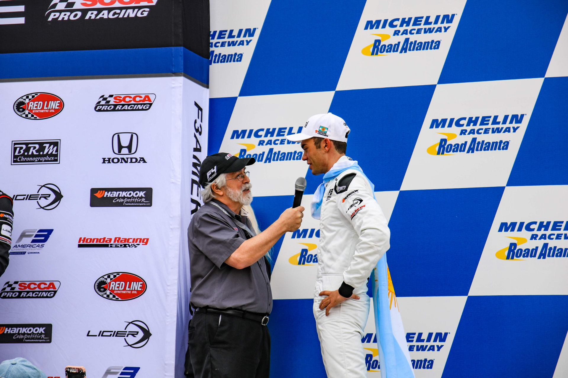 Entrevista en el podio de Road Atlanta con la bandera argentina