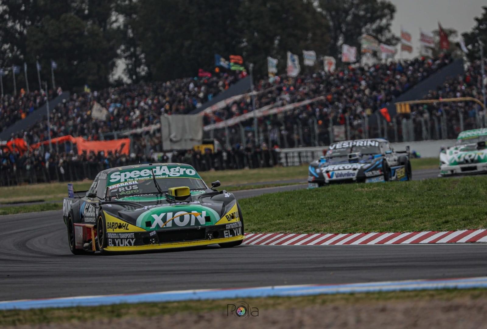 El TC Pista #109 liderando frente a las tribunas repletas