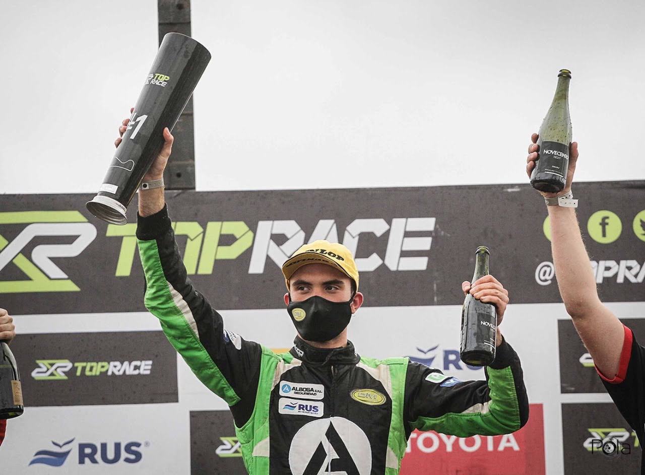 Trofeo #1 y champagne en el podio de Top Race