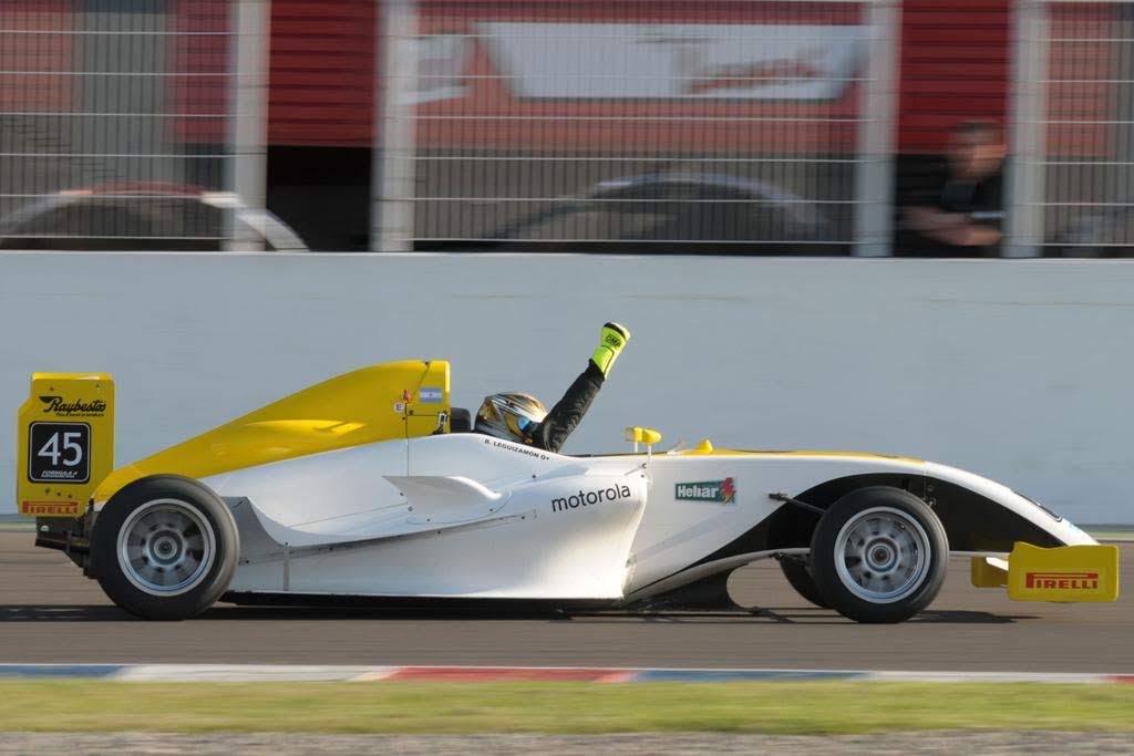 Saludando desde el F4 Sudamericana #45 tras cruzar la meta