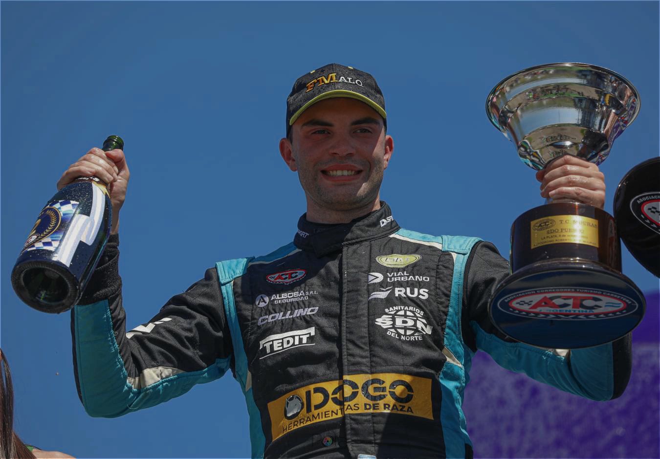 Celebración con el trofeo en la ACTC