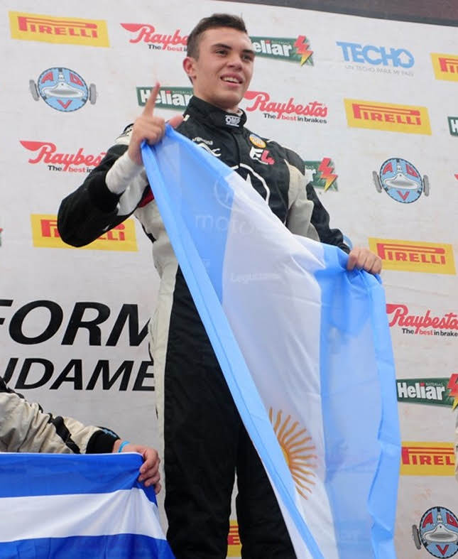 En el podio de la Fórmula 4 Sudamericana con la bandera argentina