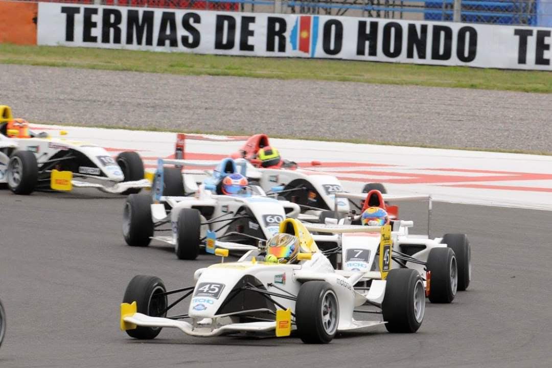 Liderando el pelotón de F4 Sudamericana en Termas de Río Hondo
