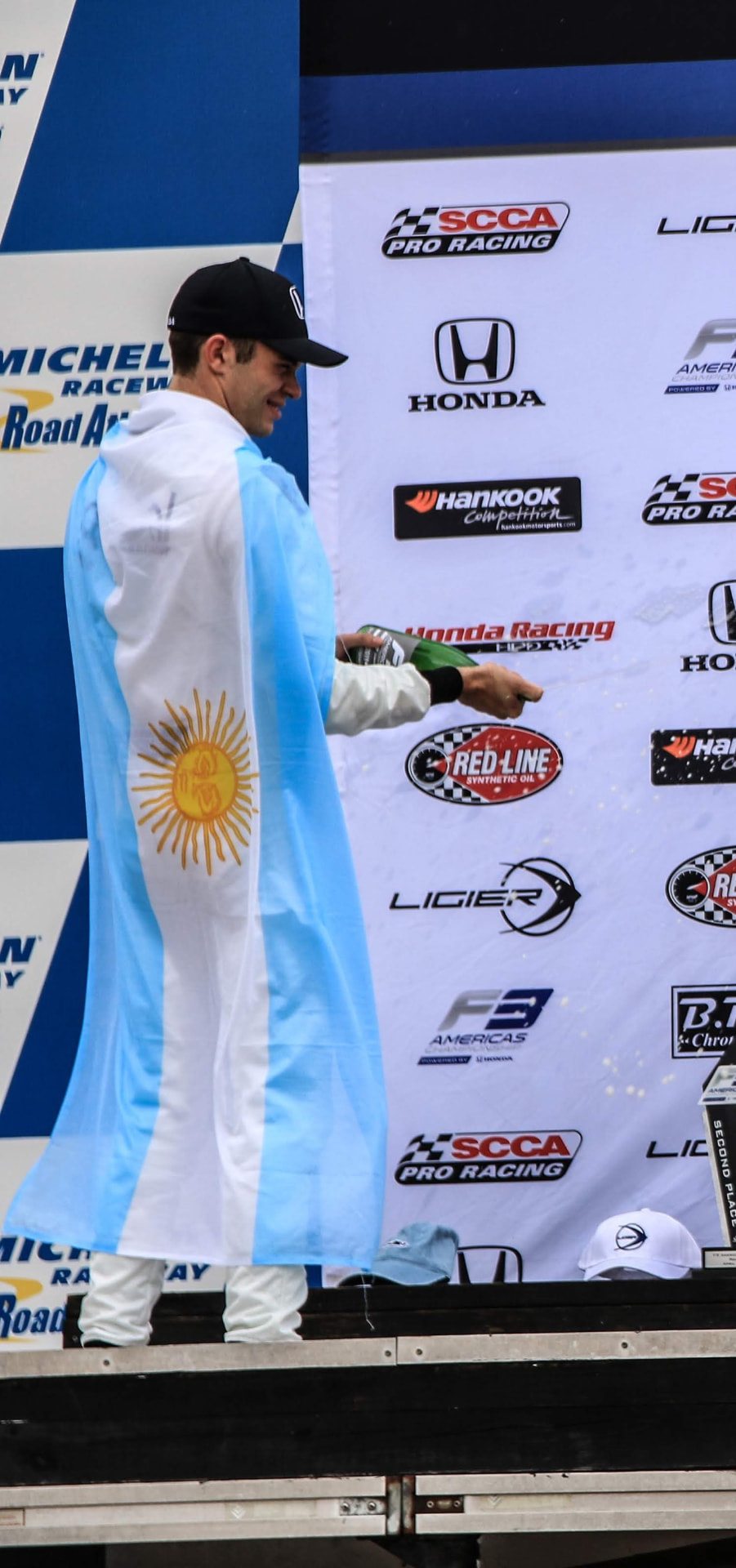 Con la bandera argentina en el podio de Road Atlanta